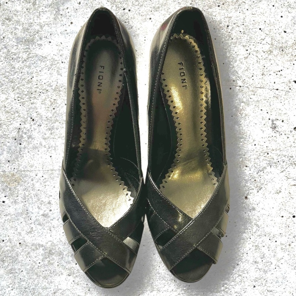 FIONI Black Cross Strap Heels. Size 8 - Picture 4 of 8